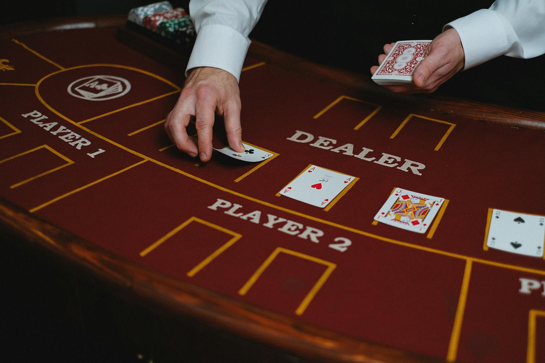 Nhiều quyết định đúng trong blackjack đến từ việc bám nguyên tắc thay vì chơi theo cảm giác.